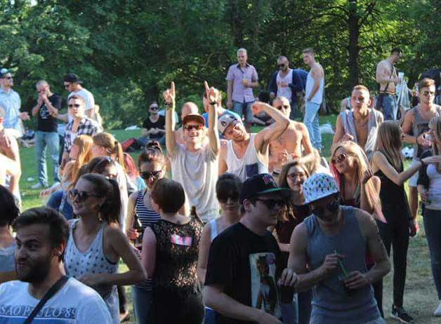 Gruppe feiernder Gäste am Seehäusl